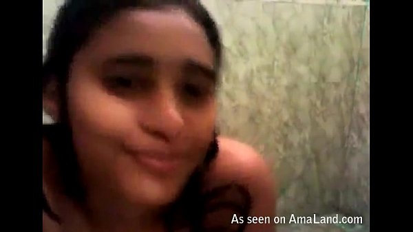 Indian Cutie poses on cam while enjoying a warm shower