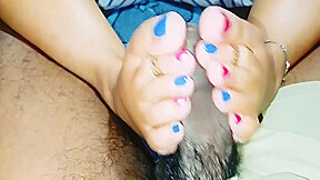 Sri Lankan Wife Shani Giving A Foot Job And Huge Cum Shot..කැරි විදිනකන් පයියට දුන්න සැප